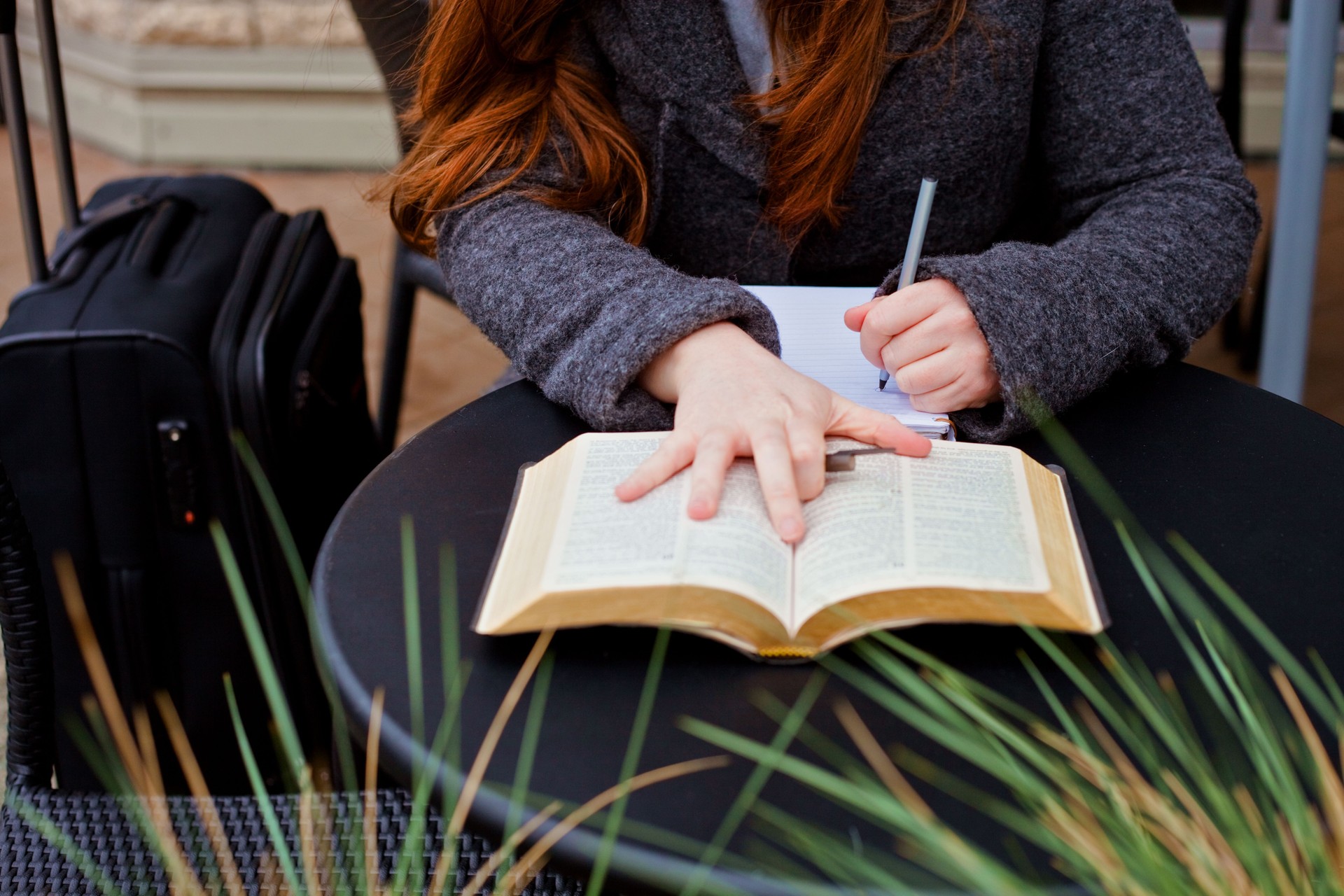 Tempo de estudo individual mulher Bíblia